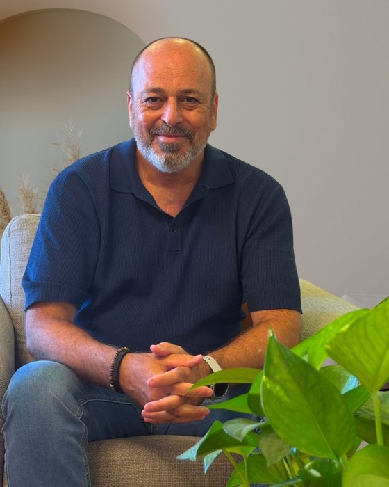 מורדי אדרי על הספה ליד צמח